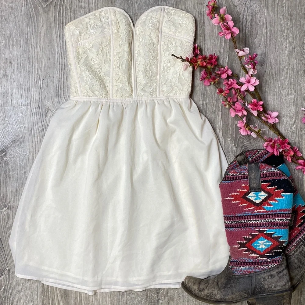 Corset style strapless lacy dress - Picture 1 of 6